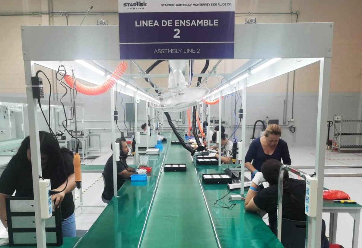 Línea de ensamble 2 con banda transportadora y estaciones de trabajo