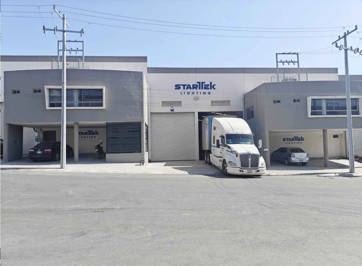 Tráiler en el andén de carga de Startek Lighting listo para exportar a Estados Unidos