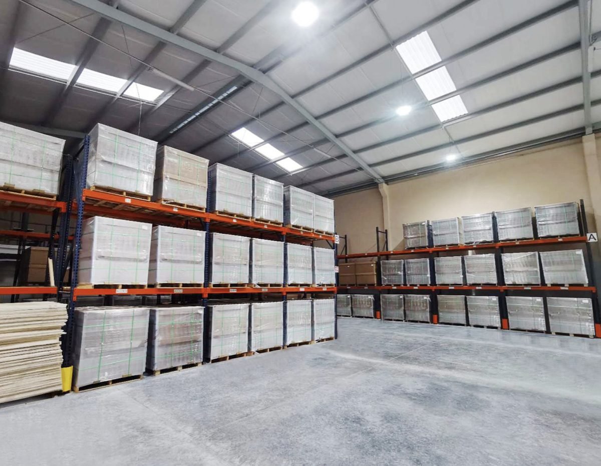 Almacén de producto terminado con racks selectivos y tarimas listas para embarque